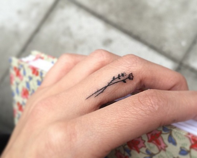 Finger tattoo: concepts for a discreet and trendy tattoo