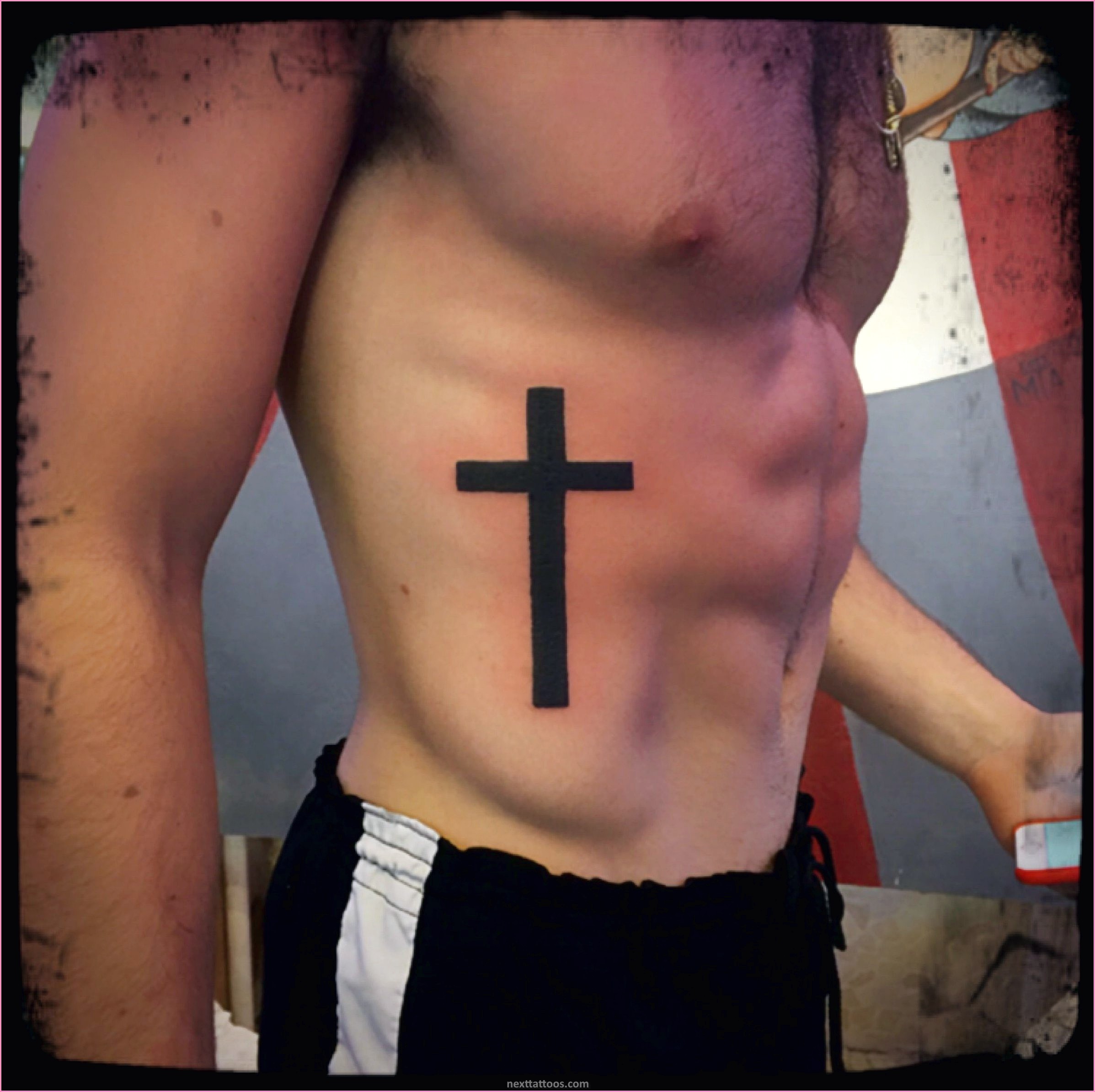 Тату что означает у мужчин. Крест Безотцовщина тату. Тату крест на груди. Тату крест на грудине мужские. Тату крест на ребрах.